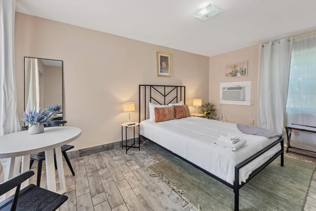 Located By The Beach 1 Bedroom With Parking And Pool Clearwater Eksteriør bilde