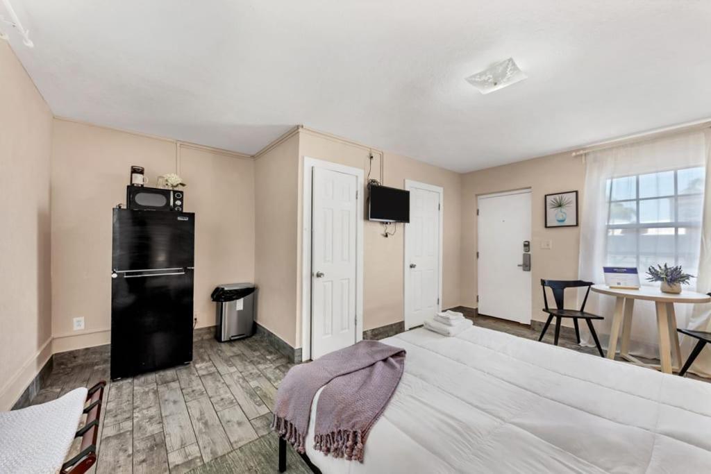 Located By The Beach 1 Bedroom With Parking And Pool Clearwater Eksteriør bilde